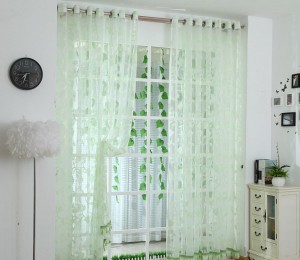 Agrandir une petite chambre par des rideaux claires